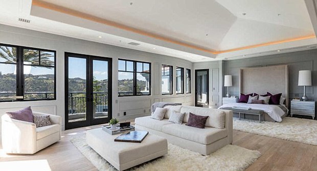 Kylie Jenner servet harcadı