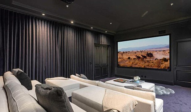 Kylie Jenner servet harcadı