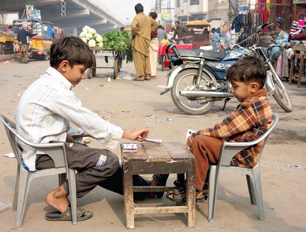 Oğuz aldı başını gidiyor