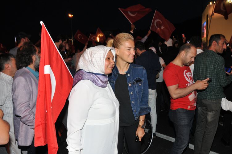 ‘Tankın önüne yatan kardeşe, çatıdan jete atlayan gençlere selam olsun’