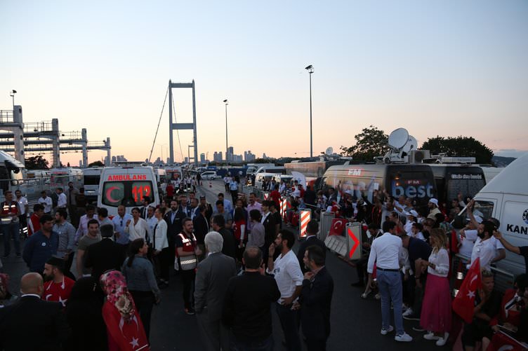 ‘Tankın önüne yatan kardeşe, çatıdan jete atlayan gençlere selam olsun’