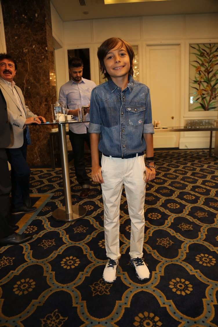 ‘Tankın önüne yatan kardeşe, çatıdan jete atlayan gençlere selam olsun’