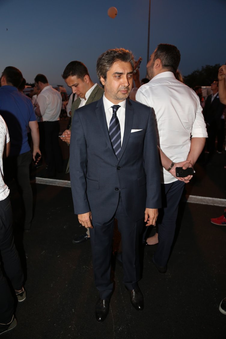 ‘Tankın önüne yatan kardeşe, çatıdan jete atlayan gençlere selam olsun’