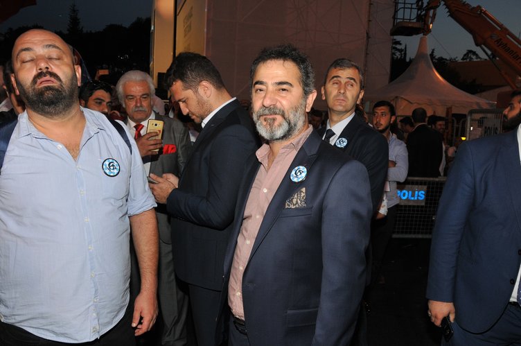 ‘Tankın önüne yatan kardeşe, çatıdan jete atlayan gençlere selam olsun’