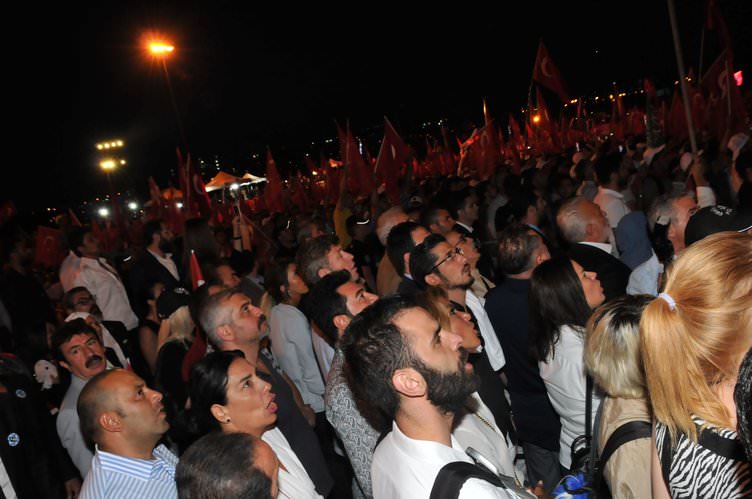 ‘Tankın önüne yatan kardeşe, çatıdan jete atlayan gençlere selam olsun’