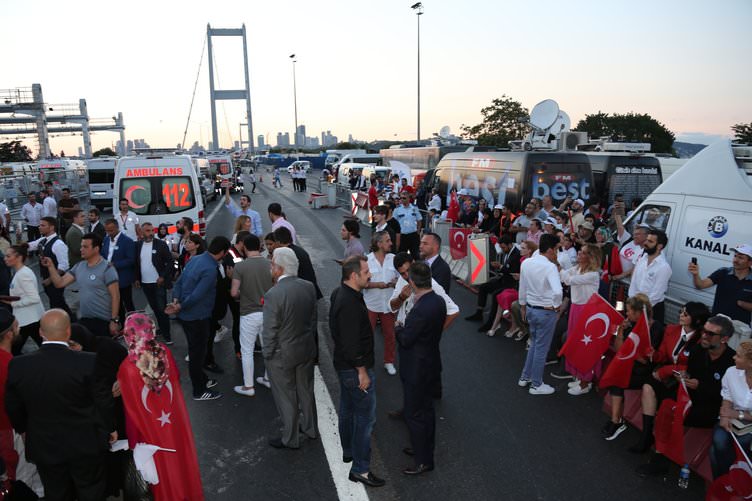 ‘Tankın önüne yatan kardeşe, çatıdan jete atlayan gençlere selam olsun’