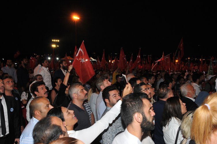 ‘Tankın önüne yatan kardeşe, çatıdan jete atlayan gençlere selam olsun’