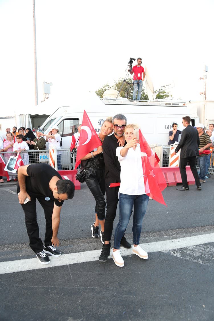 ‘Tankın önüne yatan kardeşe, çatıdan jete atlayan gençlere selam olsun’