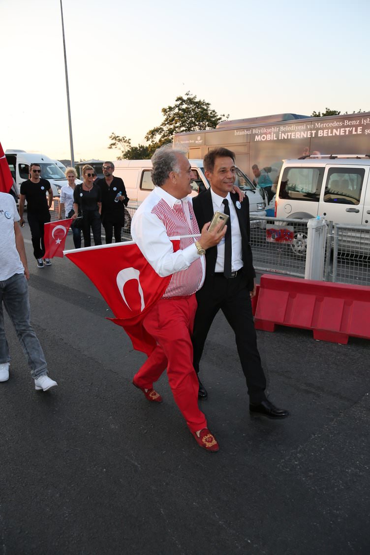 ‘Tankın önüne yatan kardeşe, çatıdan jete atlayan gençlere selam olsun’