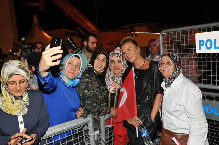 ‘Tankın önüne yatan kardeşe, çatıdan jete atlayan gençlere selam olsun’