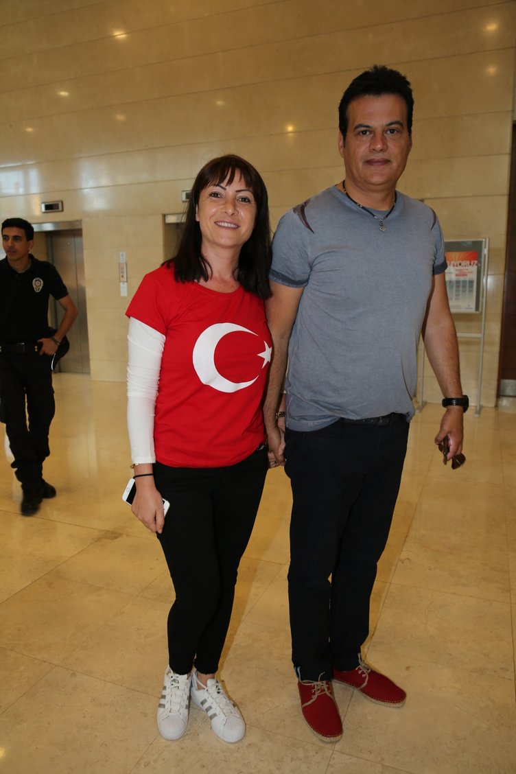 ‘Tankın önüne yatan kardeşe, çatıdan jete atlayan gençlere selam olsun’