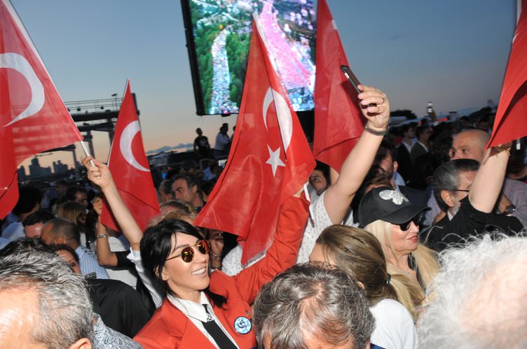 ‘Tankın önüne yatan kardeşe, çatıdan jete atlayan gençlere selam olsun’