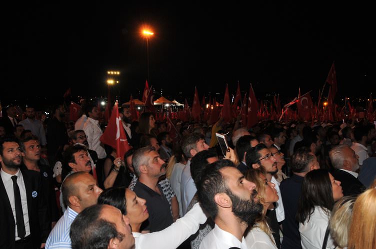 ‘Tankın önüne yatan kardeşe, çatıdan jete atlayan gençlere selam olsun’
