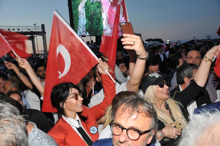 ‘Tankın önüne yatan kardeşe, çatıdan jete atlayan gençlere selam olsun’