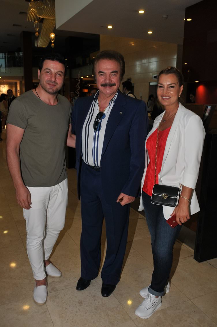 ‘Tankın önüne yatan kardeşe, çatıdan jete atlayan gençlere selam olsun’