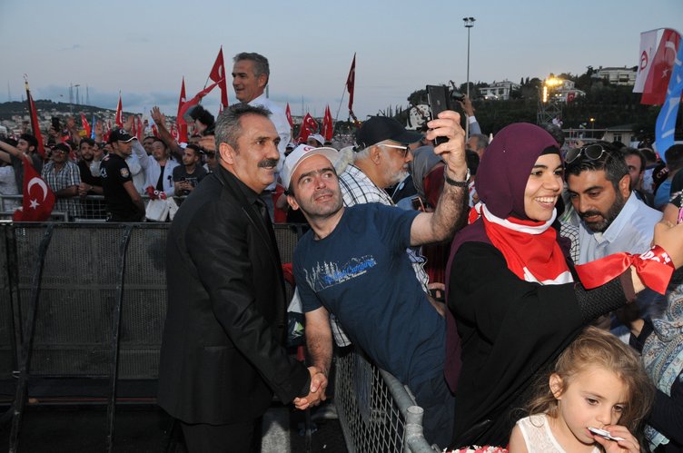 ‘Tankın önüne yatan kardeşe, çatıdan jete atlayan gençlere selam olsun’