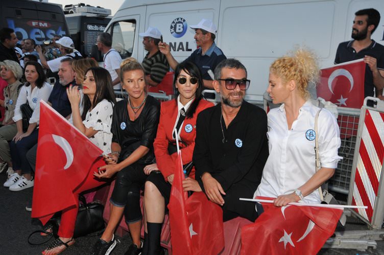 ‘Tankın önüne yatan kardeşe, çatıdan jete atlayan gençlere selam olsun’