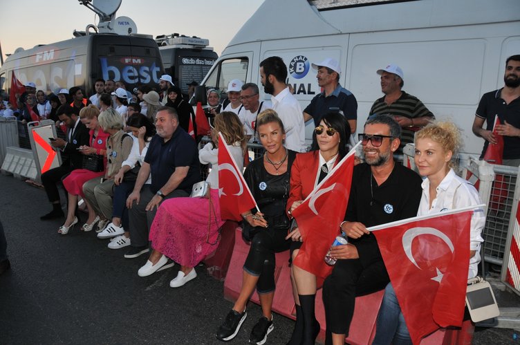 ‘Tankın önüne yatan kardeşe, çatıdan jete atlayan gençlere selam olsun’