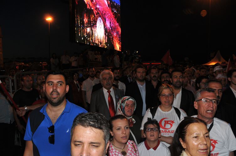 ‘Tankın önüne yatan kardeşe, çatıdan jete atlayan gençlere selam olsun’