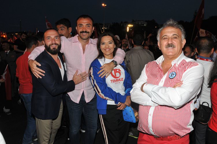 ‘Tankın önüne yatan kardeşe, çatıdan jete atlayan gençlere selam olsun’