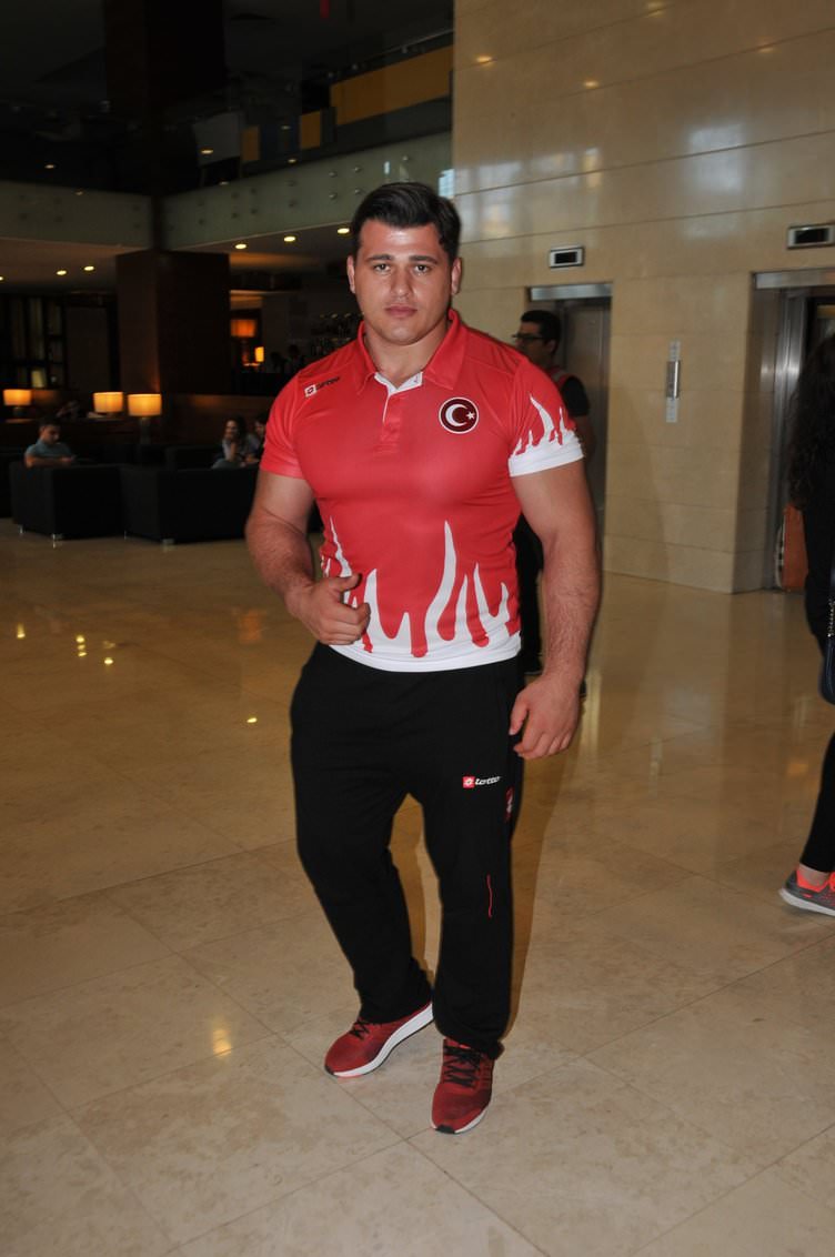 ‘Tankın önüne yatan kardeşe, çatıdan jete atlayan gençlere selam olsun’