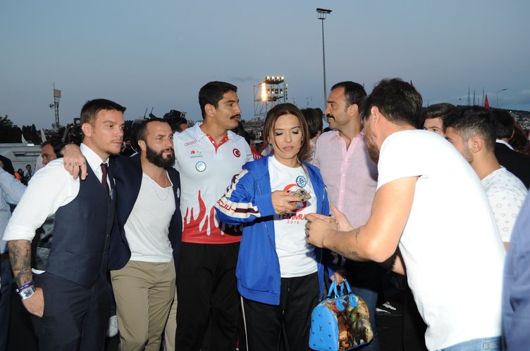 ‘Tankın önüne yatan kardeşe, çatıdan jete atlayan gençlere selam olsun’