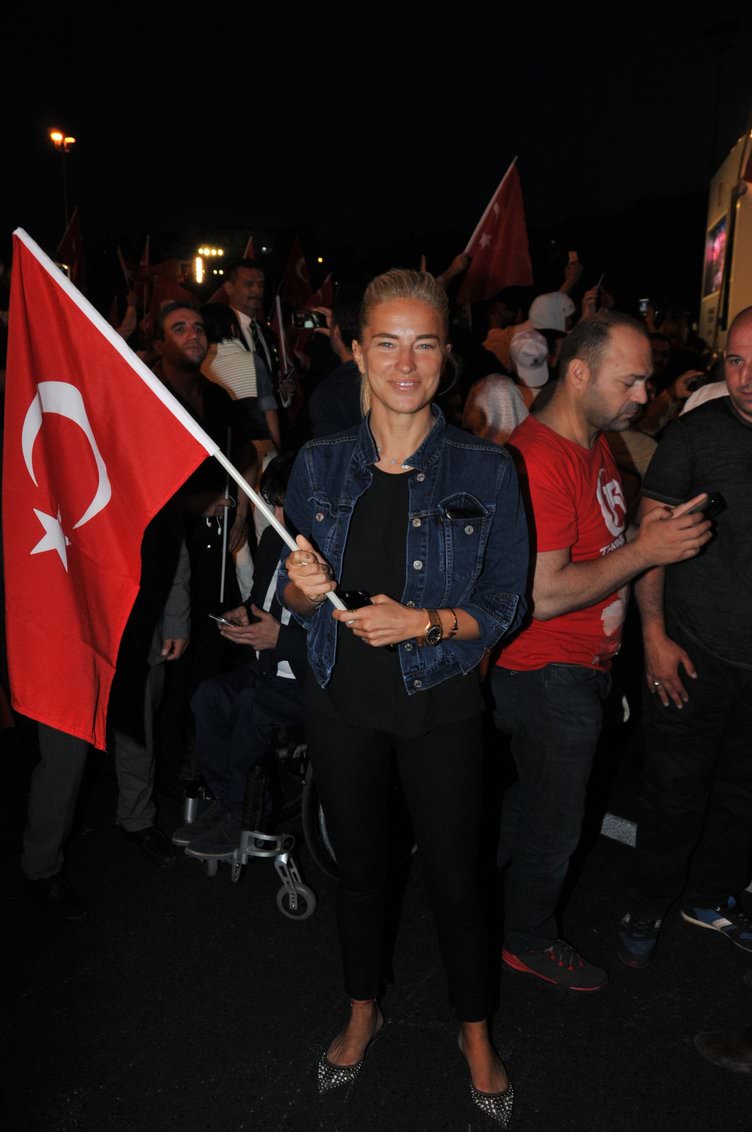 ‘Tankın önüne yatan kardeşe, çatıdan jete atlayan gençlere selam olsun’