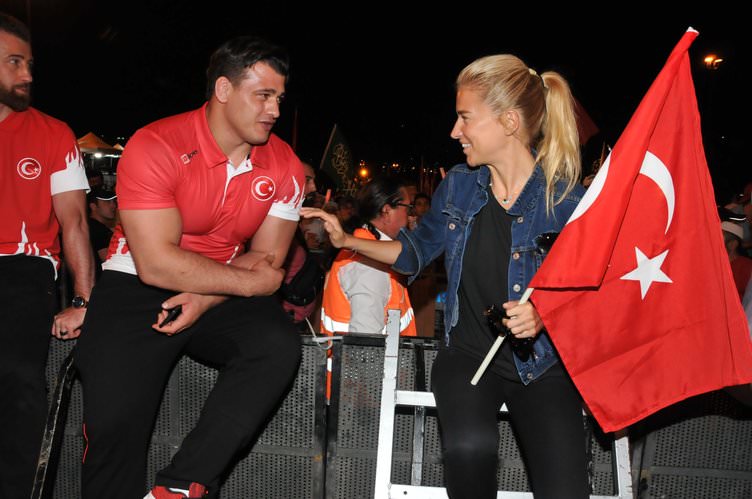 ‘Tankın önüne yatan kardeşe, çatıdan jete atlayan gençlere selam olsun’