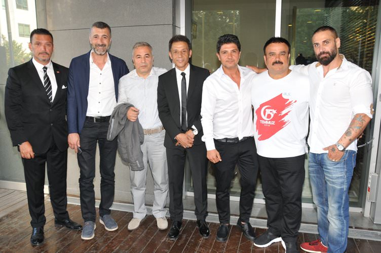 ‘Tankın önüne yatan kardeşe, çatıdan jete atlayan gençlere selam olsun’