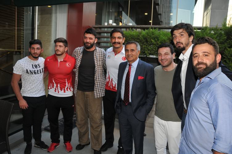 ‘Tankın önüne yatan kardeşe, çatıdan jete atlayan gençlere selam olsun’