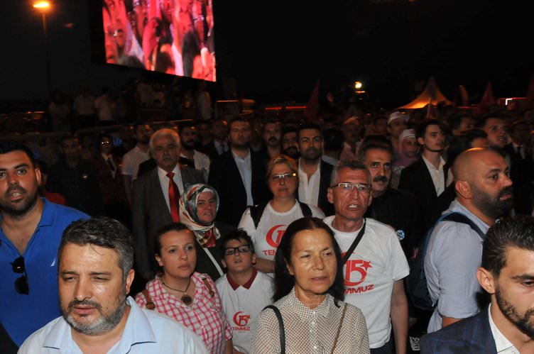 ‘Tankın önüne yatan kardeşe, çatıdan jete atlayan gençlere selam olsun’