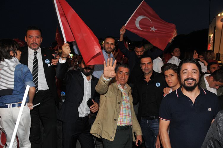 ‘Tankın önüne yatan kardeşe, çatıdan jete atlayan gençlere selam olsun’