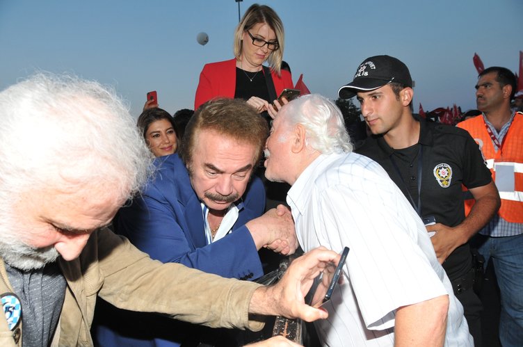 ‘Tankın önüne yatan kardeşe, çatıdan jete atlayan gençlere selam olsun’