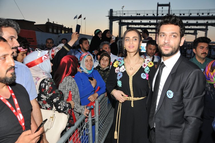 ‘Tankın önüne yatan kardeşe, çatıdan jete atlayan gençlere selam olsun’