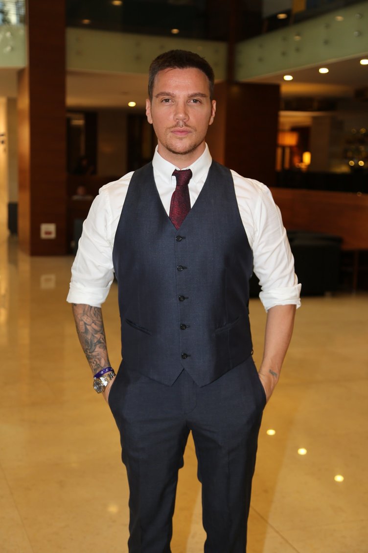 ‘Tankın önüne yatan kardeşe, çatıdan jete atlayan gençlere selam olsun’