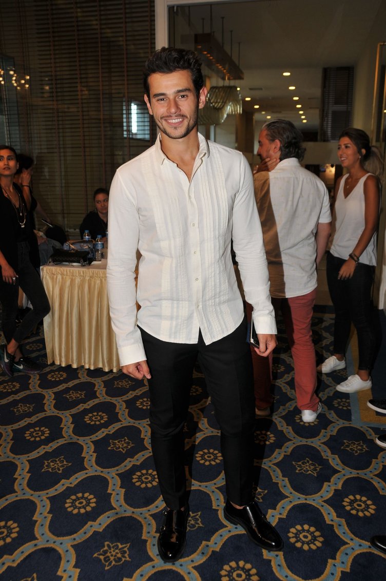 ‘Tankın önüne yatan kardeşe, çatıdan jete atlayan gençlere selam olsun’