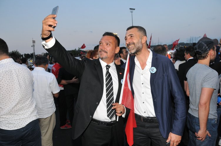 ‘Tankın önüne yatan kardeşe, çatıdan jete atlayan gençlere selam olsun’