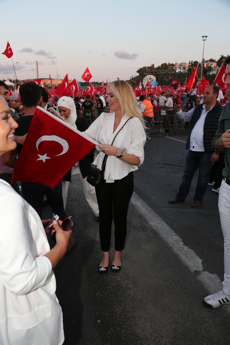 ‘Tankın önüne yatan kardeşe, çatıdan jete atlayan gençlere selam olsun’