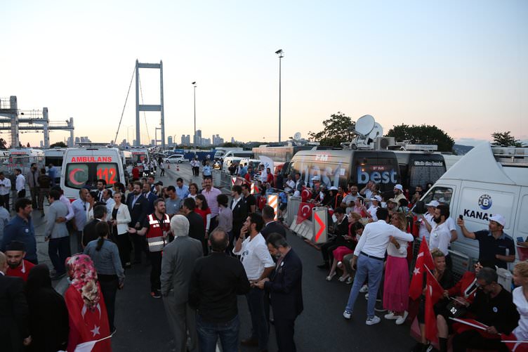 ‘Tankın önüne yatan kardeşe, çatıdan jete atlayan gençlere selam olsun’