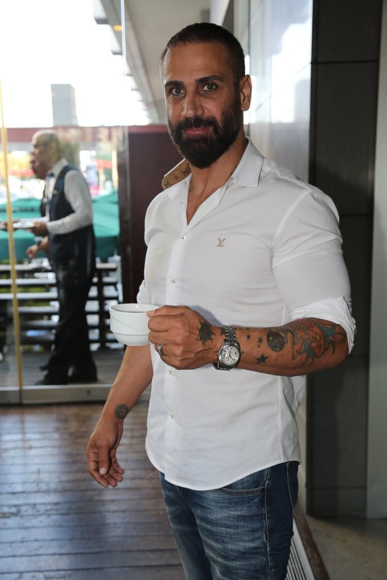 ‘Tankın önüne yatan kardeşe, çatıdan jete atlayan gençlere selam olsun’