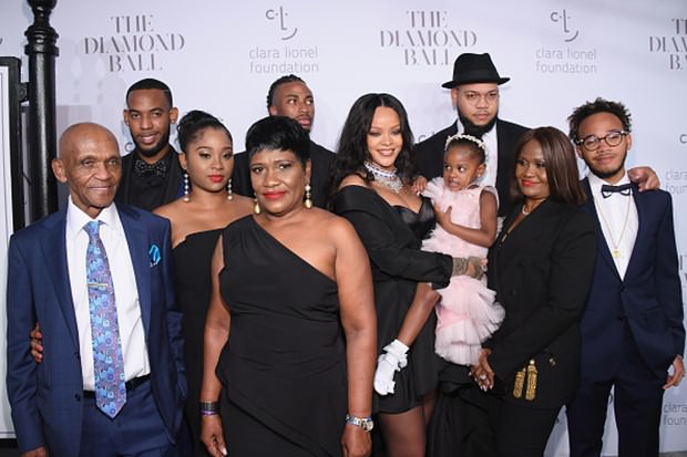 Rihanna yardım balosu düzenledi