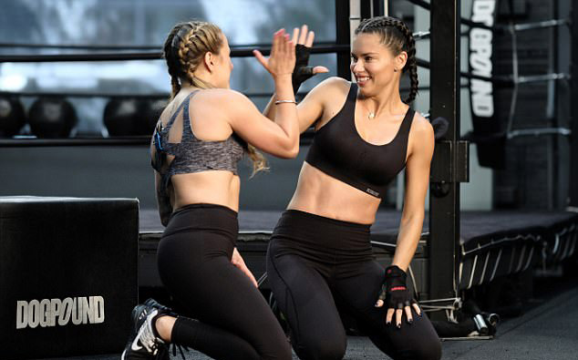 Adriana Lima o gece için hazırlanıyor