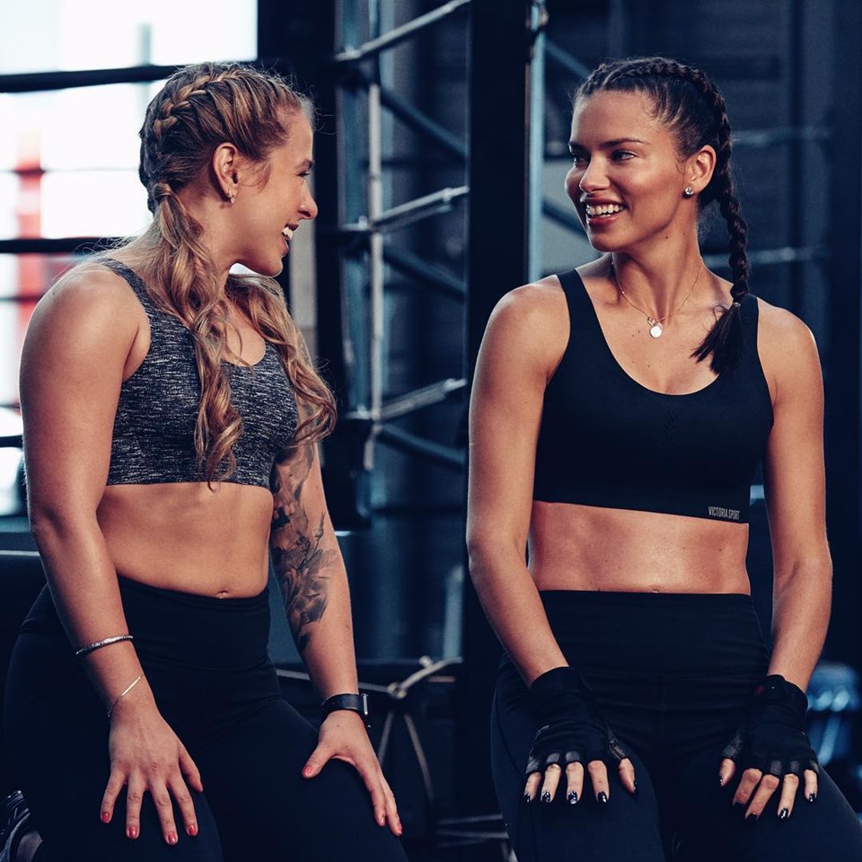 Victoria's Secret modelleri formlarını nasıl koruyor?