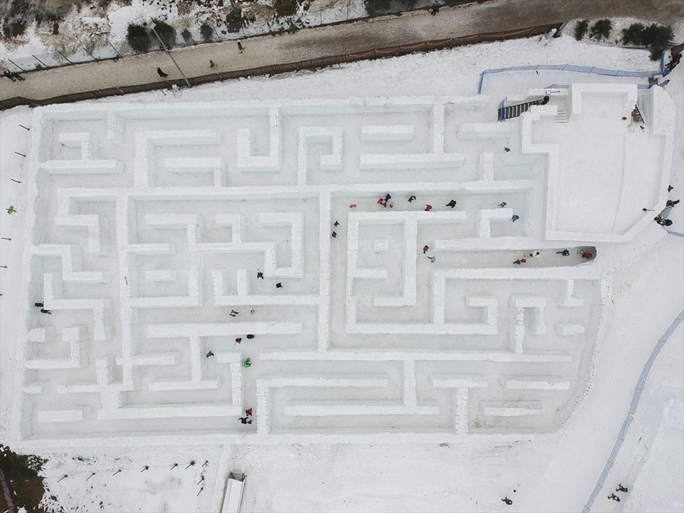 Dünyanın en büyük kar labirenti