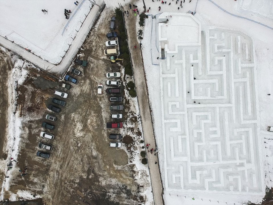 Dünyanın en büyük kar labirenti
