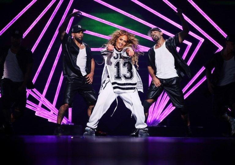 Jennifer Lopez konserde 8 kıyafet değiştirdi