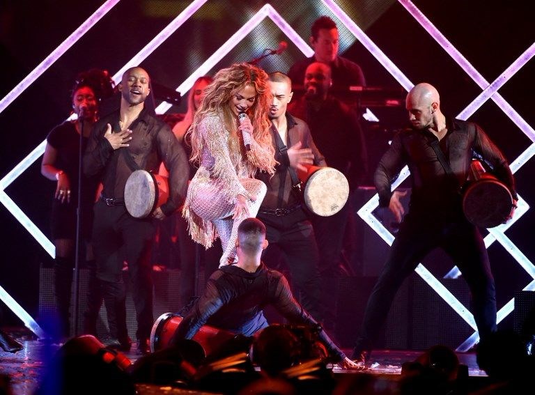 Jennifer Lopez konserde 8 kıyafet değiştirdi