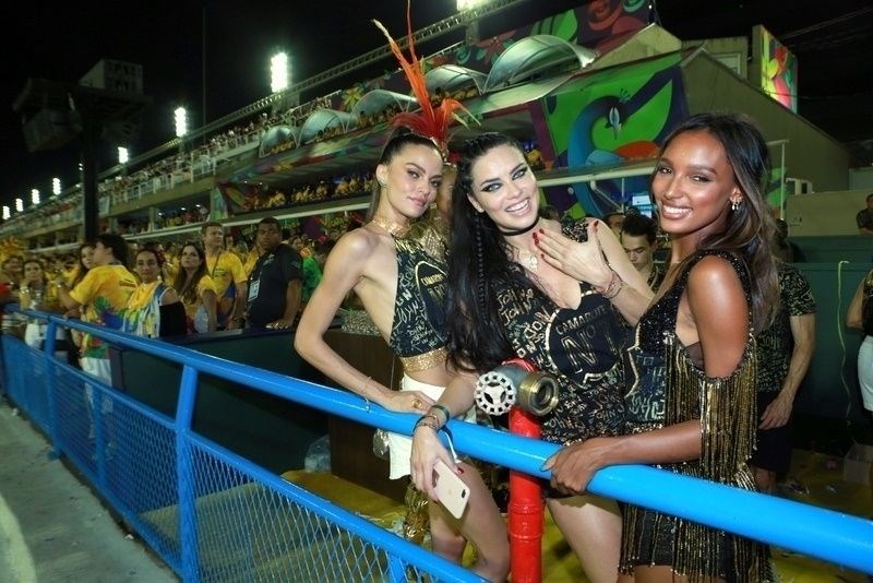 Victoria's Secret modelleri Rio Karnavalı'nda