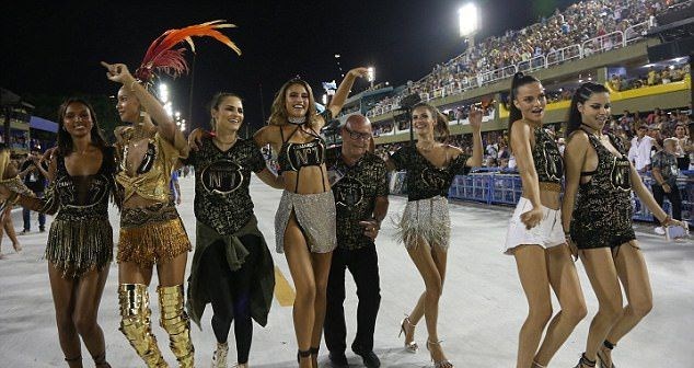 Victoria's Secret modelleri Rio Karnavalı'nda