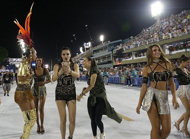 Victoria's Secret modelleri Rio Karnavalı'nda